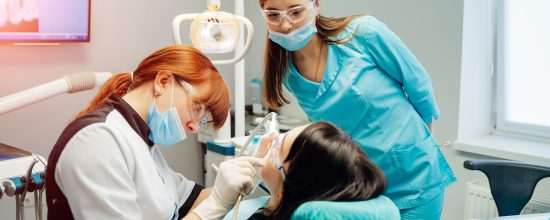 DENTISTES – Pour le conseil constitutionnel, l’interdiction faite aux centres de santé de recourir à la publicité est conforme à la Constitution.